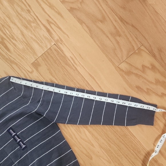 GAP Men's Dark Gray Striped V-Neck Sweater Medium NwT - Picture 9 of 17